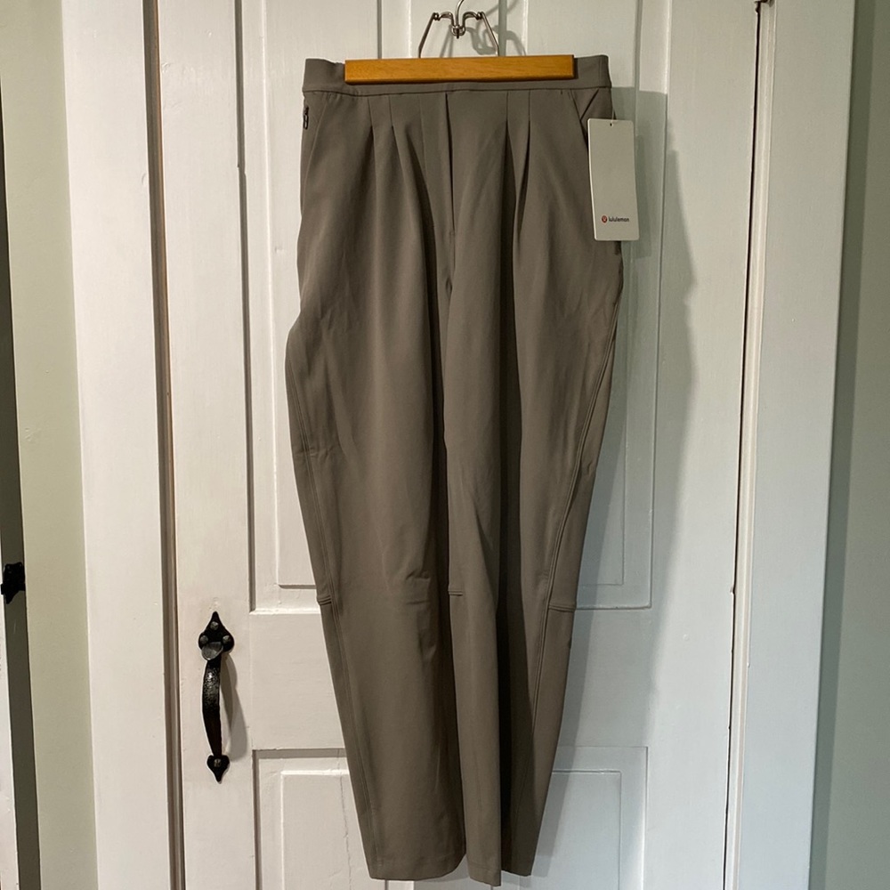 LULULEMON NWT Essential HR Trouser Size 6